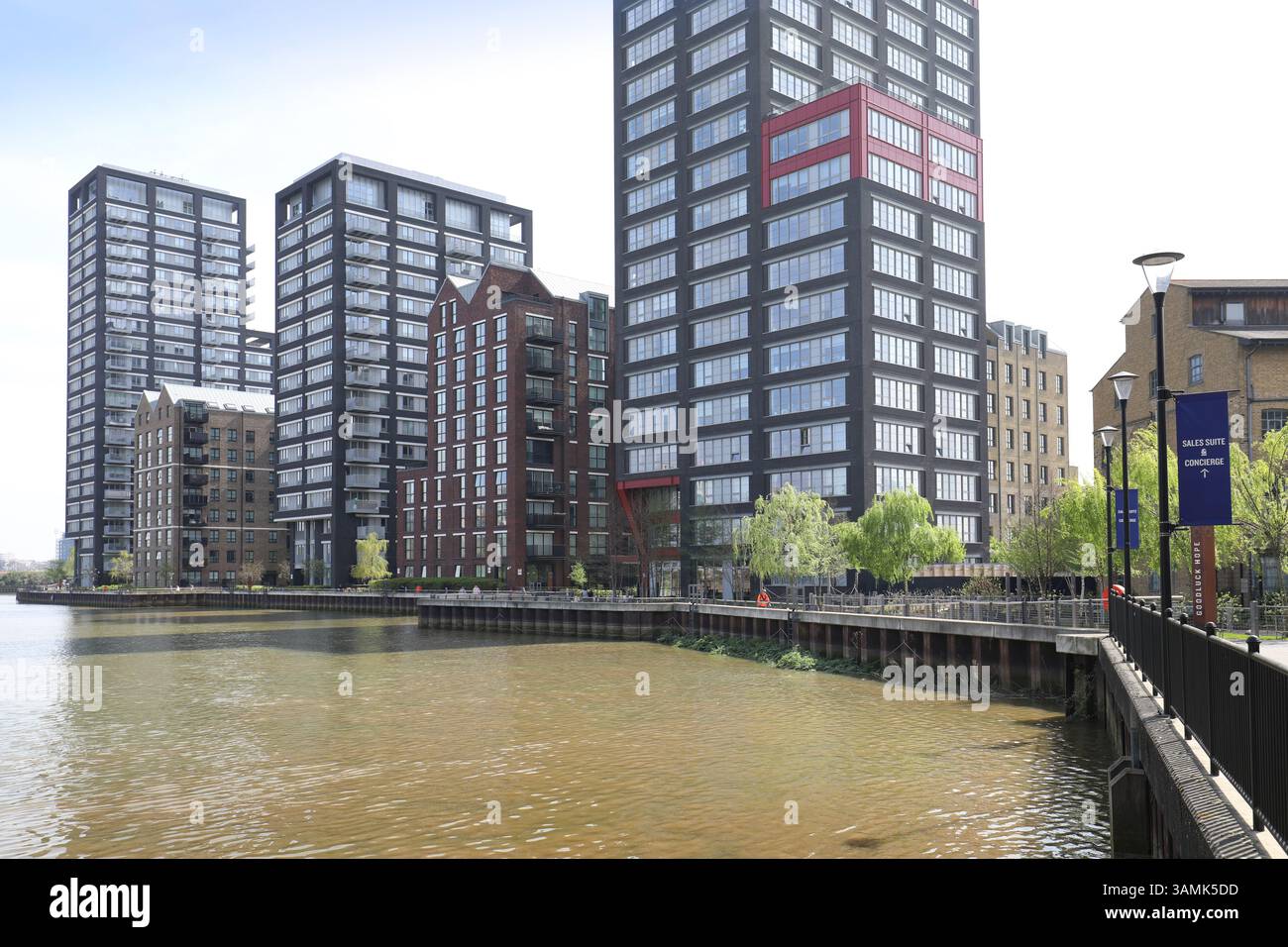 Nuovo sviluppo immobiliare a Trinity Buoy Wharf, London docklands, Regno Unito. Mostra gli appartamenti che si affacciano su Bow Creek e sul fiume Lea. Foto Stock