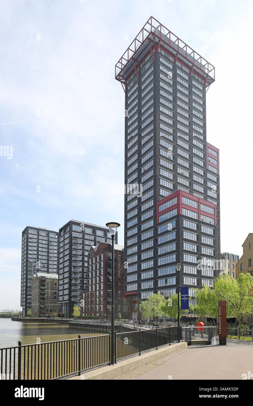 Nuovo sviluppo immobiliare a Trinity Buoy Wharf, London docklands, Regno Unito. Mostra gli appartamenti che si affacciano su Bow Creek e sul fiume Lea. Foto Stock