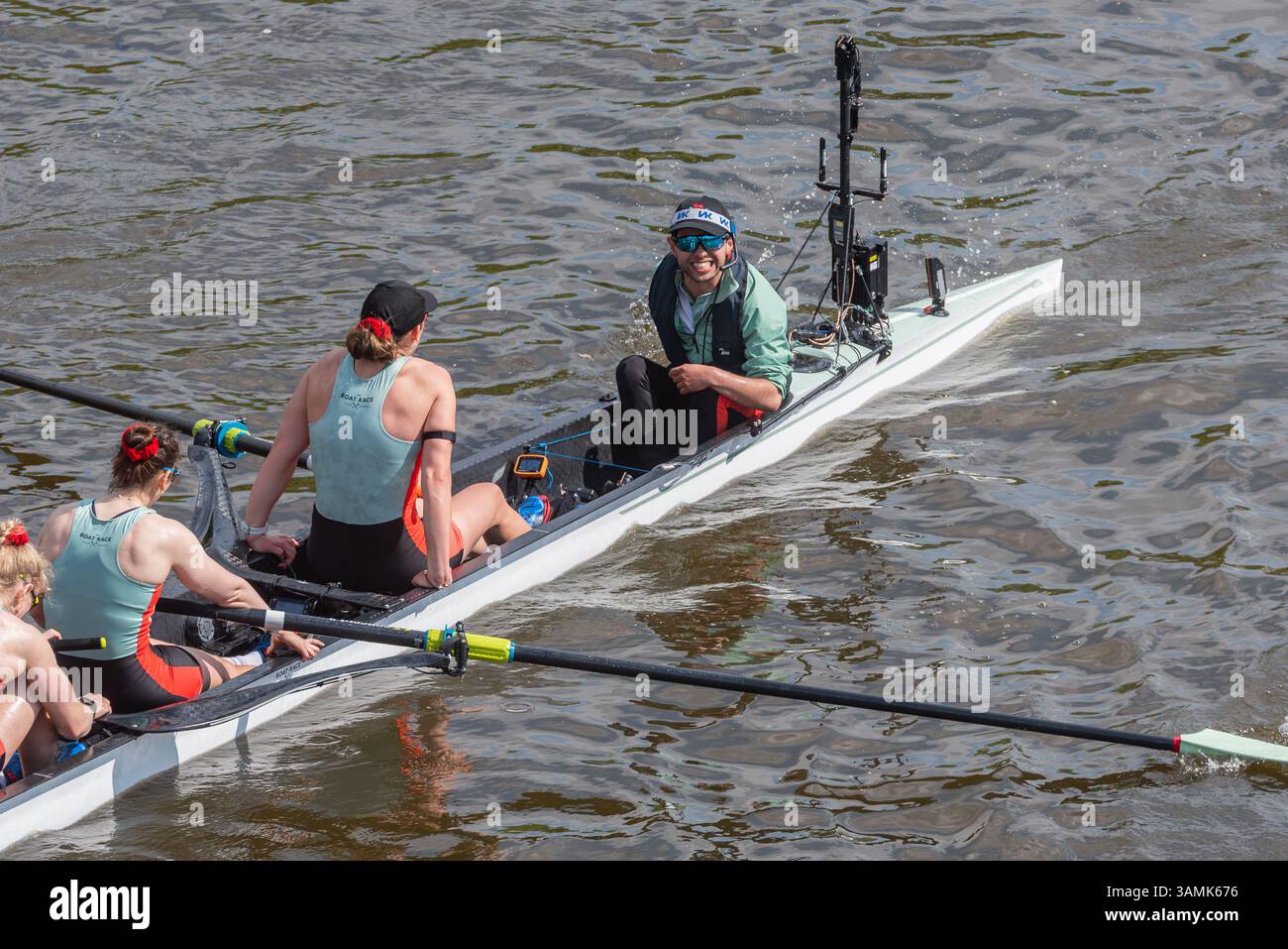 University Boat Race il team femminile Cambridge festeggia la vittoria al traguardo vicino a Chiswick Bridge. Cox Jack Nicholas felice Foto Stock