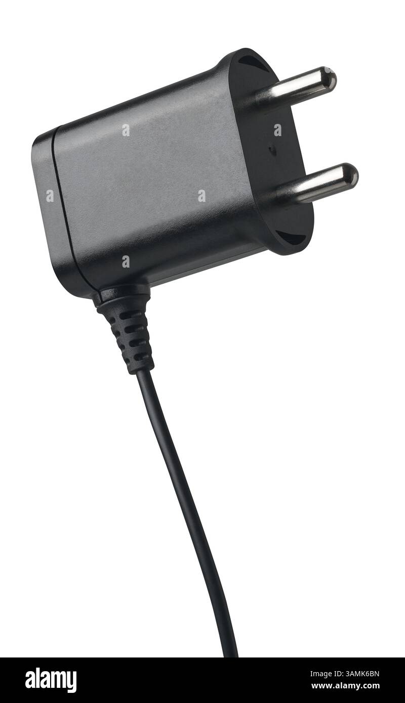 connettore maschio per adattatore di alimentazione c.a. a due pin nero con cavo di sfondo bianco isolato, denti standard utilizzati per la ricarica di piccoli dispositivi elettronici Foto Stock