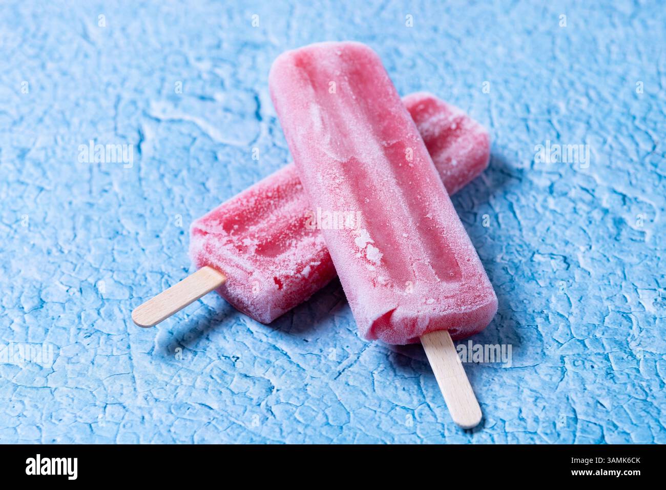 Papaveri rossi alla fragola su sfondo blu Foto Stock