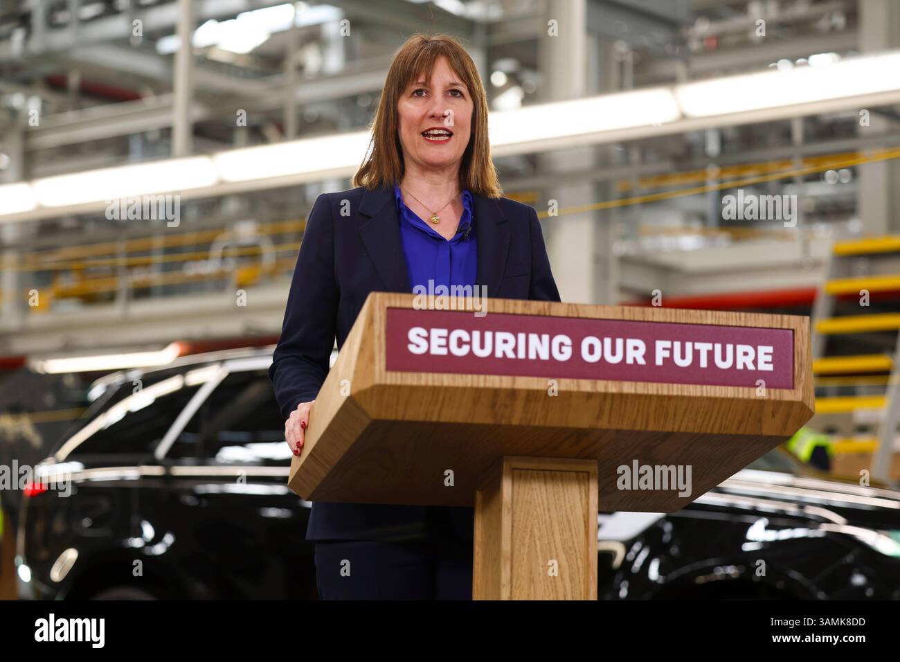 SOLIHULL, INGHILTERRA, Regno Unito - 07 aprile 2025 - il primo ministro britannico Keir Starmer e il cancelliere Rachel Reeves visitano la fabbrica di auto Jaguar Land Rover a Solihul Foto Stock