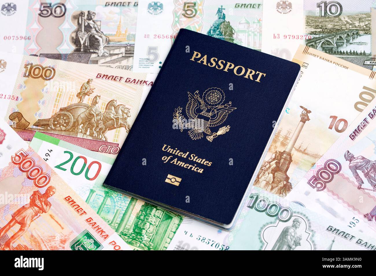 Passaporto americano su un denaro russo - rublo Foto Stock