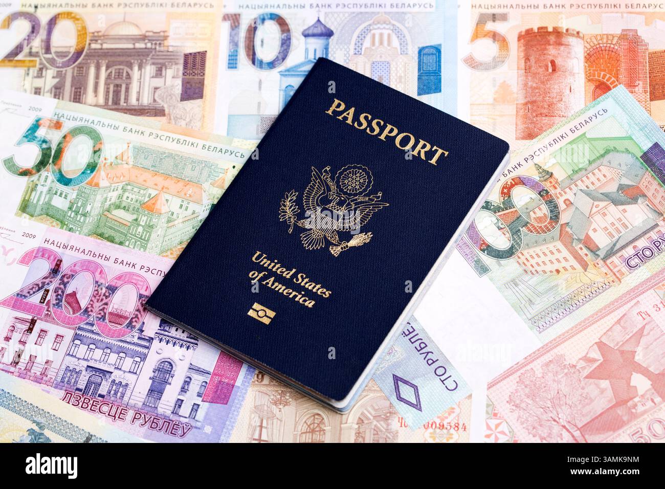 Passaporto americano su un denaro bielorusso - Rublo Foto Stock