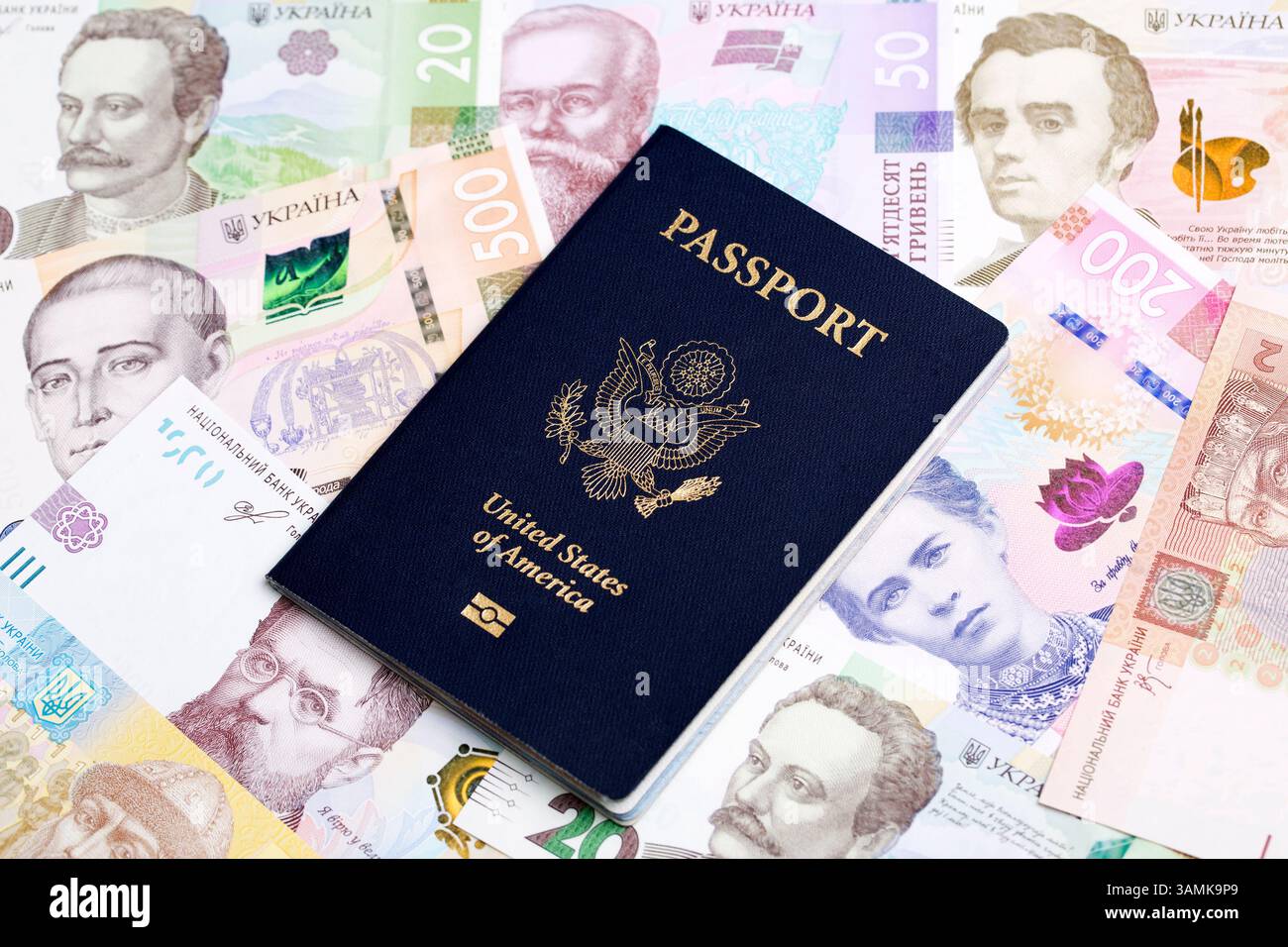 Passaporto americano su un denaro ucraino - Hryvnia Foto Stock