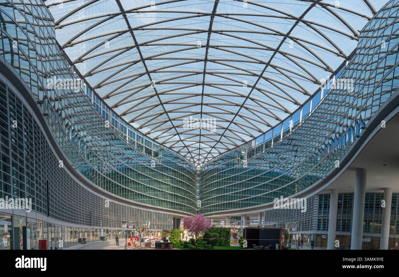 Milano 14 aprile 2025: Piazza Città di Lombardia la piazza si sviluppa secondo una forma ogivale su una superficie coperta da una struttura modulare in e Foto Stock