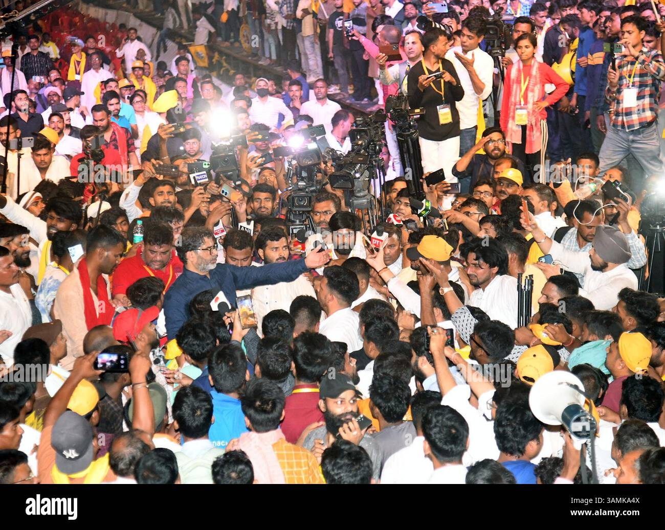 Patna, India. 14 aprile 2025. PATNA, INDIA - 11 APRILE: -Jan Suraaaj, presidente del partito Prashant Kishore, incontro con gli operai del partito durante il "Bihar Badlao Rally" a Gandhi Maidan l'11 aprile 2025 a Patna, India. (Foto di Santosh Kumar/Hindustan Times/Sipa USA ) credito: SIPA USA/Alamy Live News Foto Stock