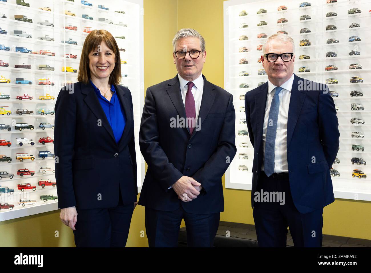 SOLIHULL, INGHILTERRA, Regno Unito - 07 aprile 2025 - il primo ministro britannico Keir Starmer e il cancelliere Rachel Reeves visitano la fabbrica di auto Jaguar Land Rover a Solihul Foto Stock