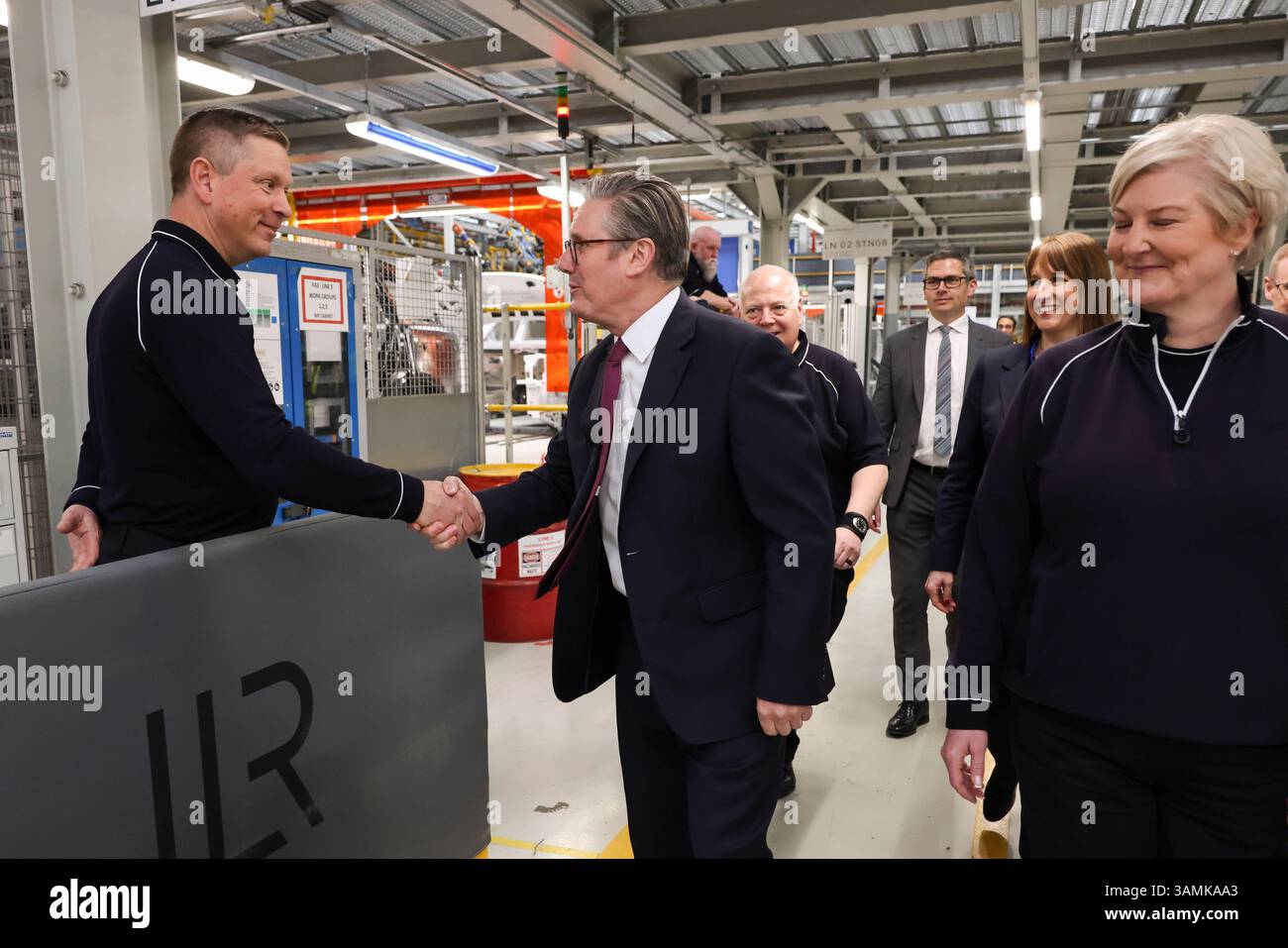 SOLIHULL, INGHILTERRA, Regno Unito - 07 aprile 2025 - il primo ministro britannico Keir Starmer e il cancelliere Rachel Reeves visitano la fabbrica di auto Jaguar Land Rover a Solihul Foto Stock
