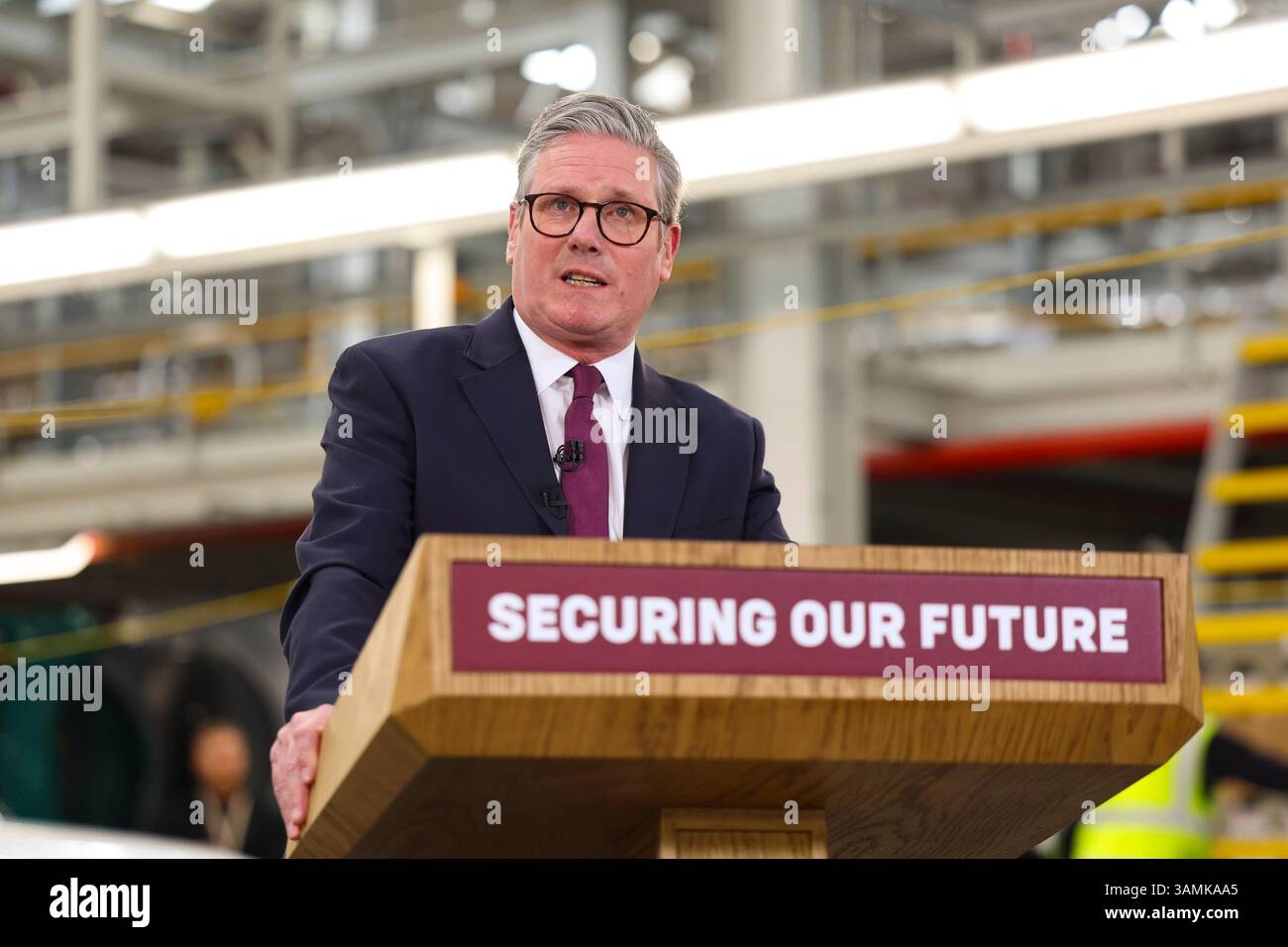 SOLIHULL, INGHILTERRA, Regno Unito - 07 aprile 2025 - il primo ministro britannico Keir Starmer e il cancelliere Rachel Reeves visitano la fabbrica di auto Jaguar Land Rover a Solihul Foto Stock