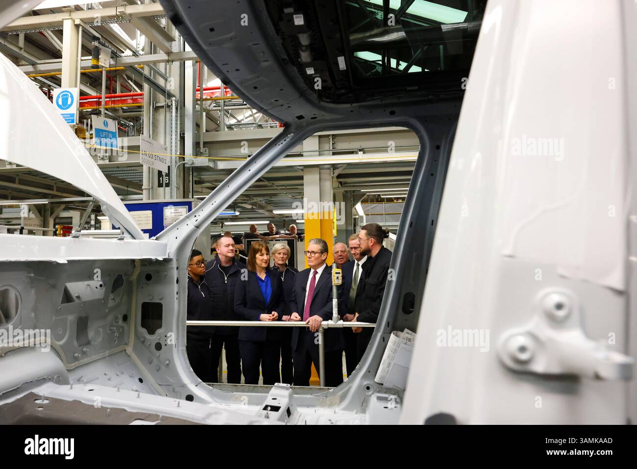 SOLIHULL, INGHILTERRA, Regno Unito - 07 aprile 2025 - il primo ministro britannico Keir Starmer e il cancelliere Rachel Reeves visitano la fabbrica di auto Jaguar Land Rover a Solihul Foto Stock