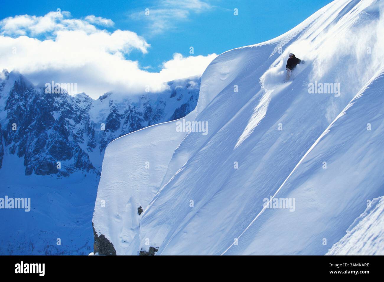 Un giovane fa snowboard su un pendio ripido a Chamonix, in Francia. Foto Stock