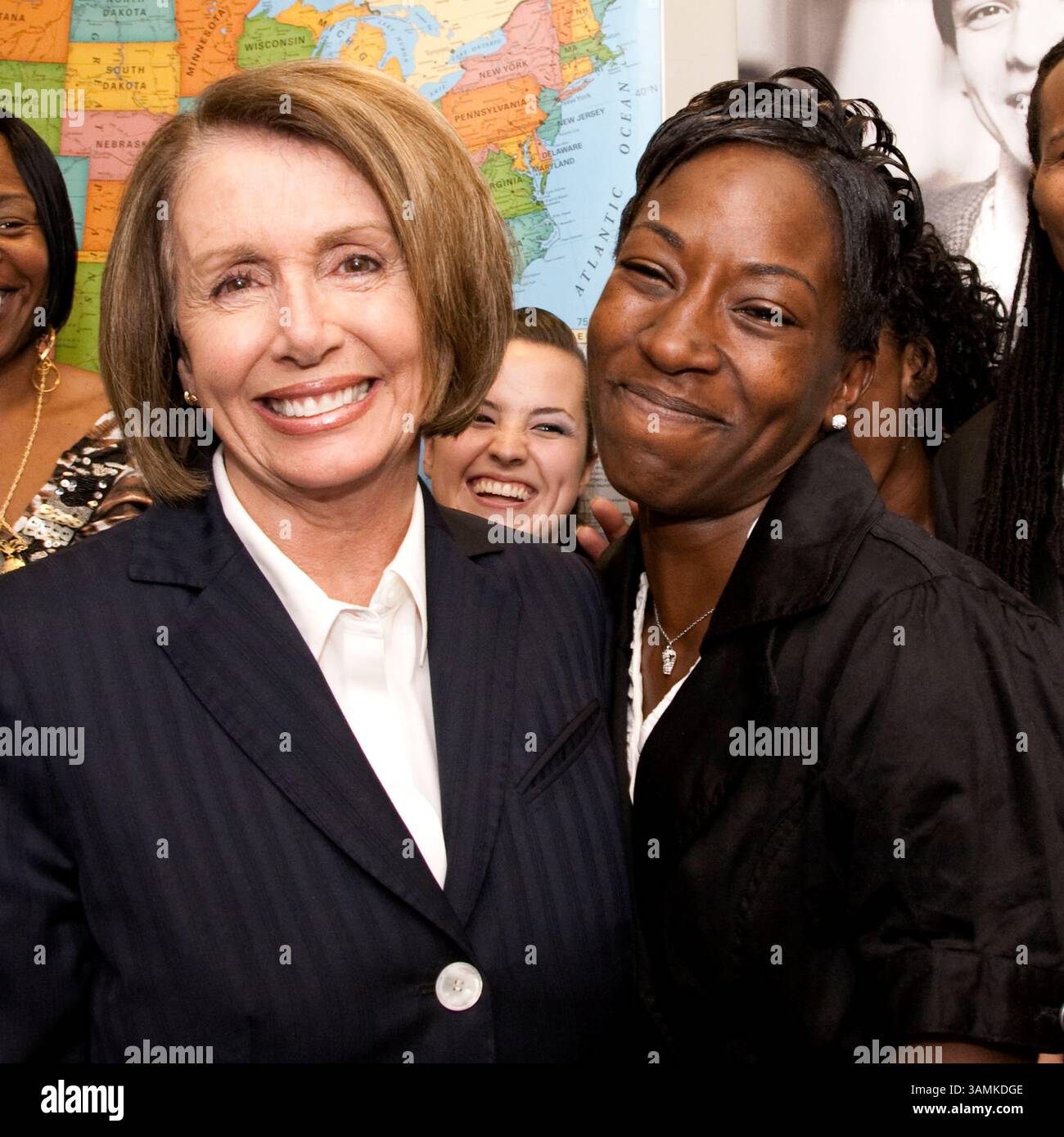 Nancy Pelosi visite con lavoro di formazione i partecipanti ad imprese comuni (ebraica servizi professionali) a San Francisco, CA. Giugno 2010 Foto Stock