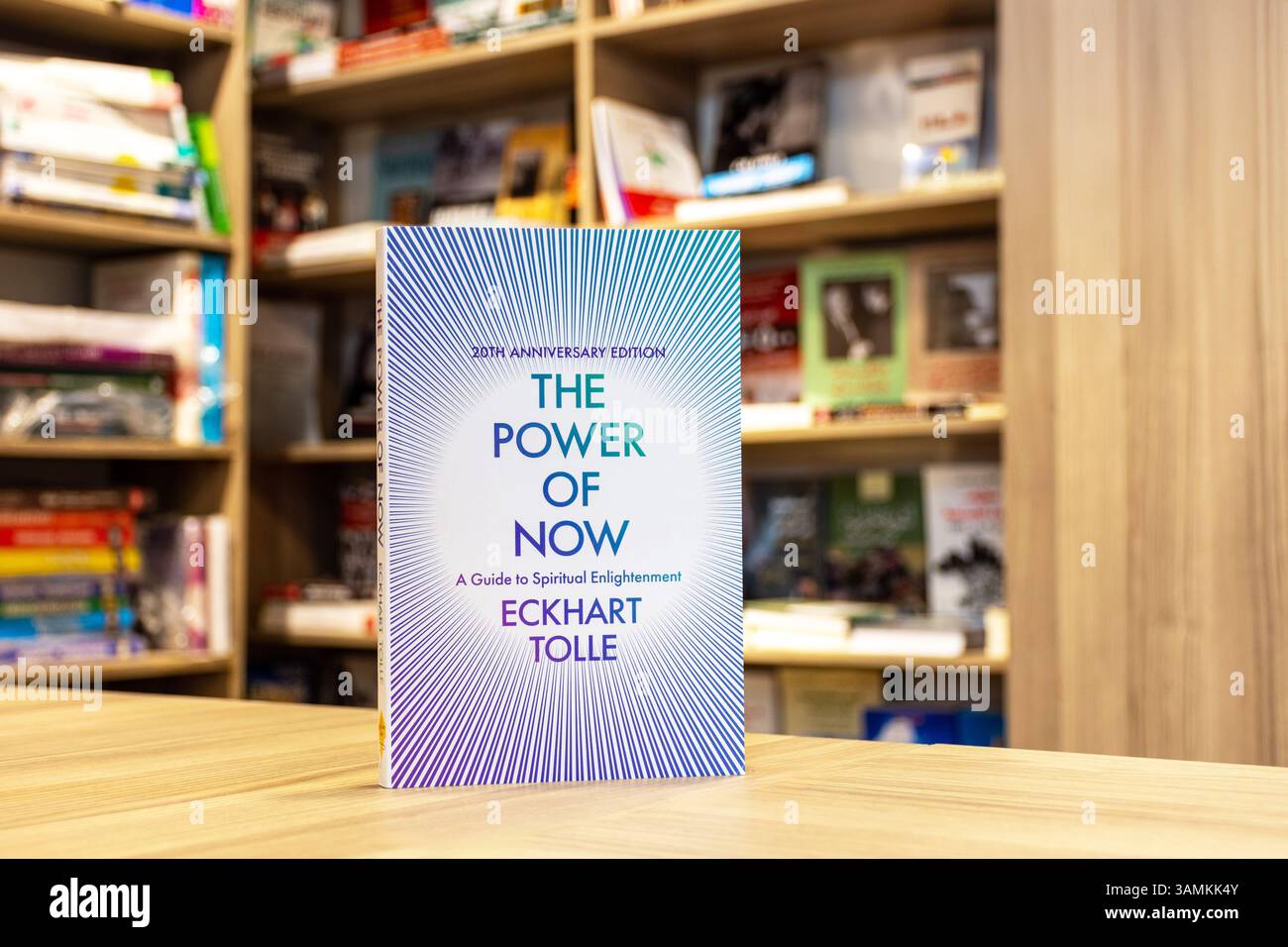 Primo piano del libro The Power of Now di Eckhart Tolle in libreria. Foto Stock