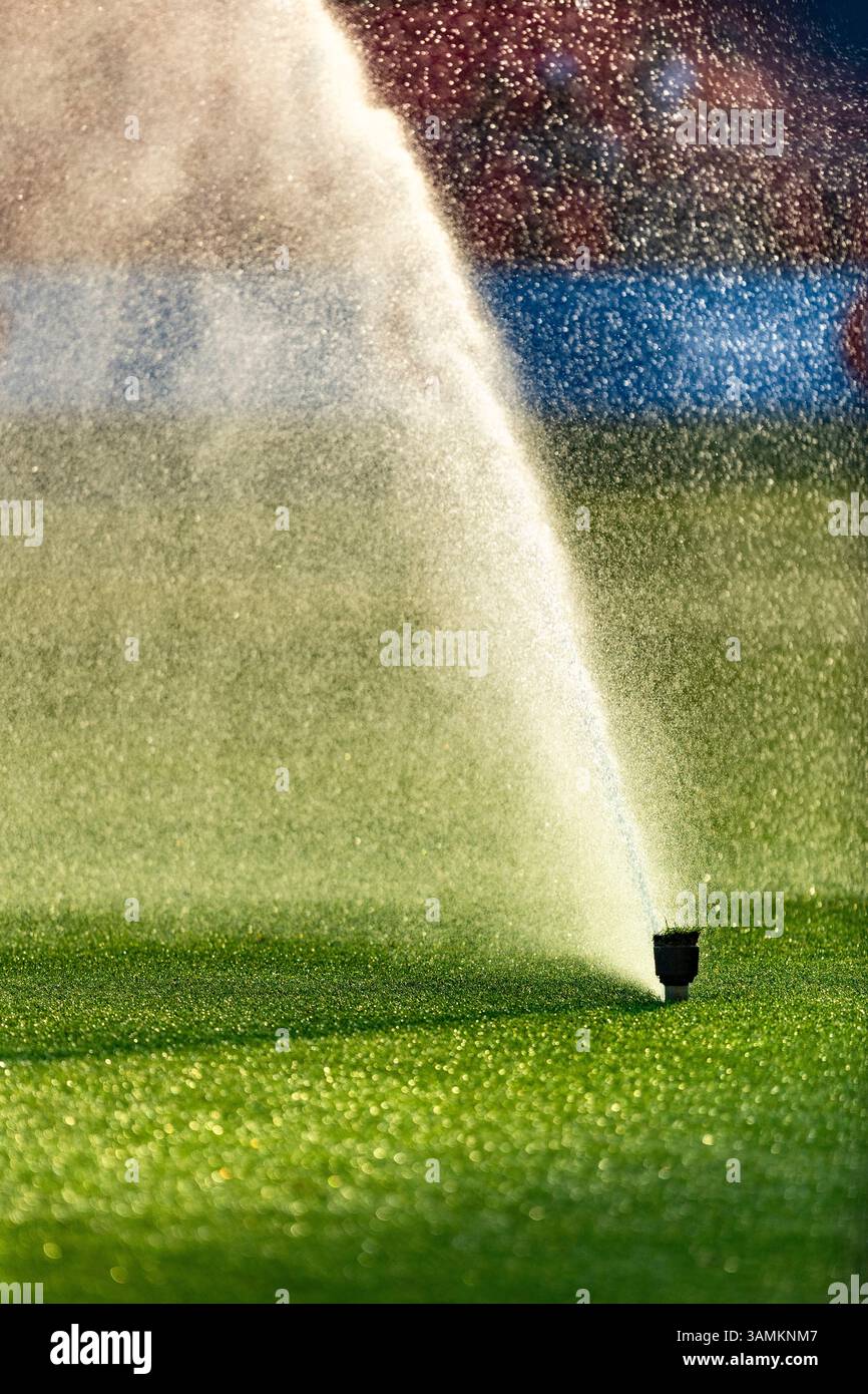 Irrigatore automatico per prati per innaffiare erba verde Foto Stock