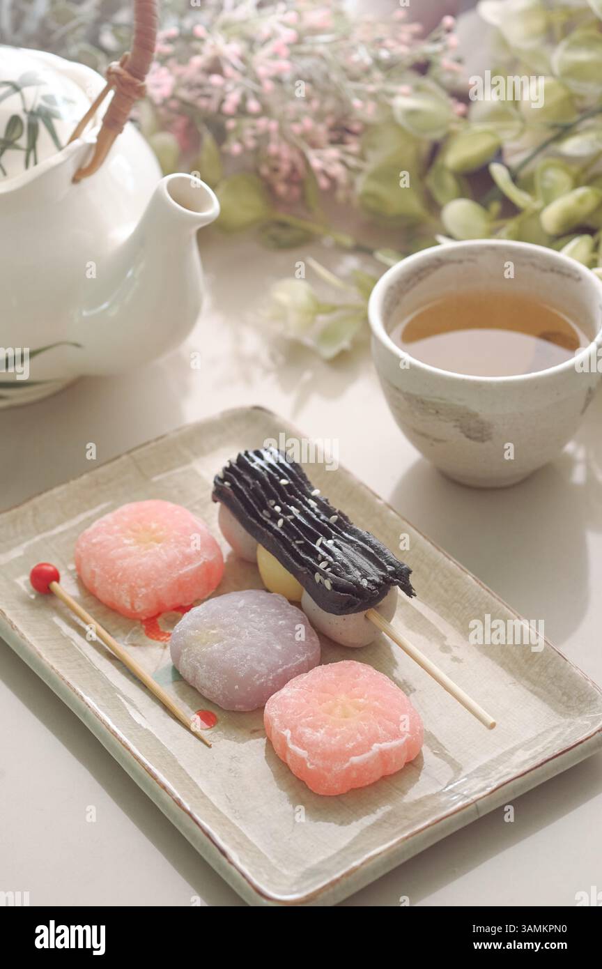 Dessert artigianali giapponesi e cinesi con tè Foto Stock