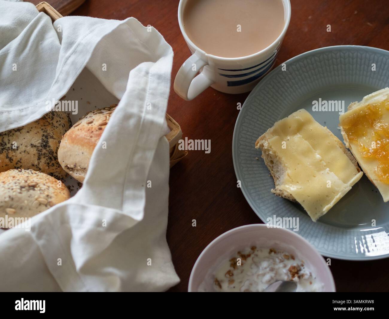 Colazione fatta in casa con panini, tè, formaggio, marmala all'arancia Foto Stock