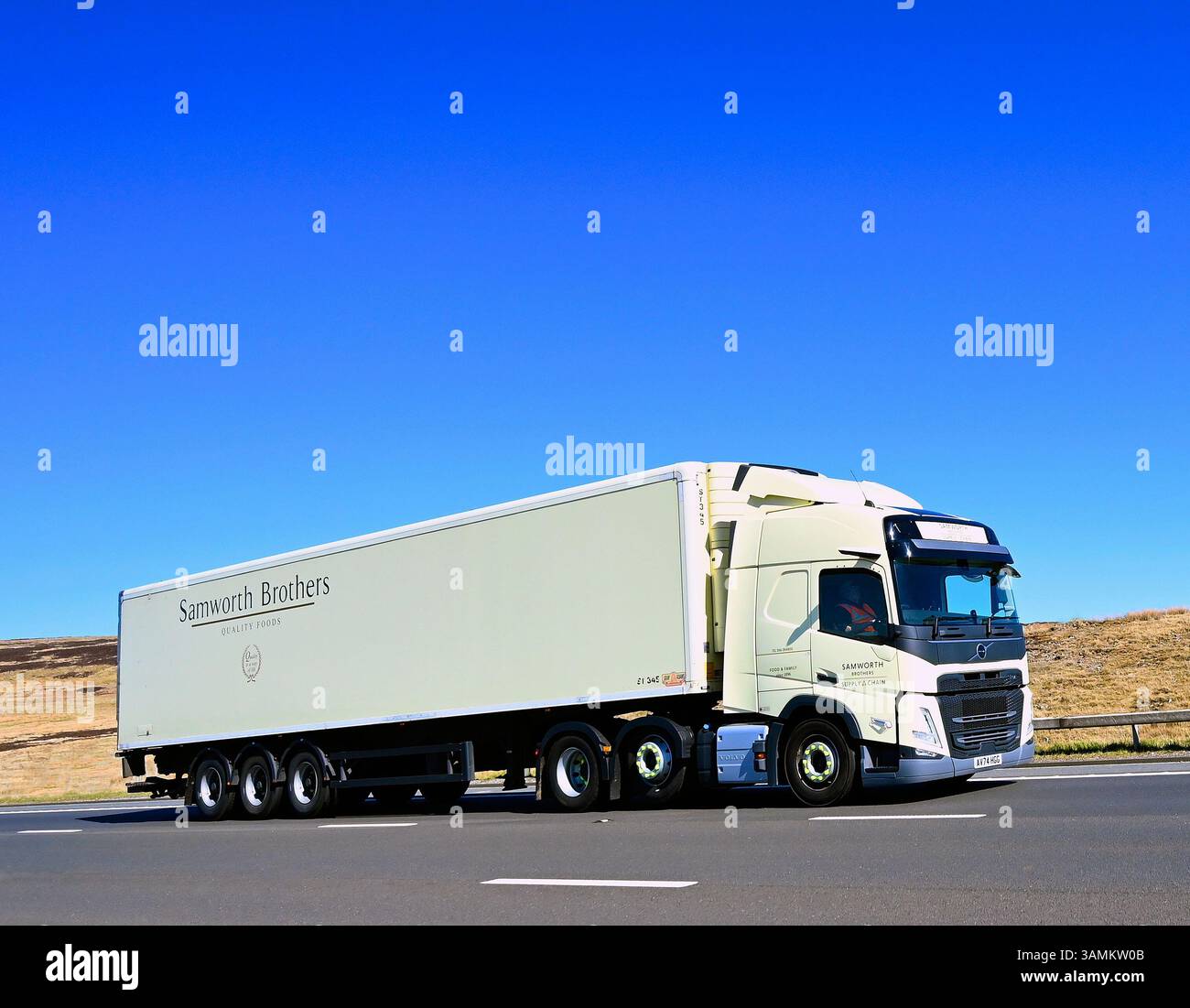 Samworth Brothers HGV, viaggiando ad alta velocità sulla M6 Motorway Southbound Carriway, Shap, Cumbria, Inghilterra, Regno Unito, Europa. Foto Stock