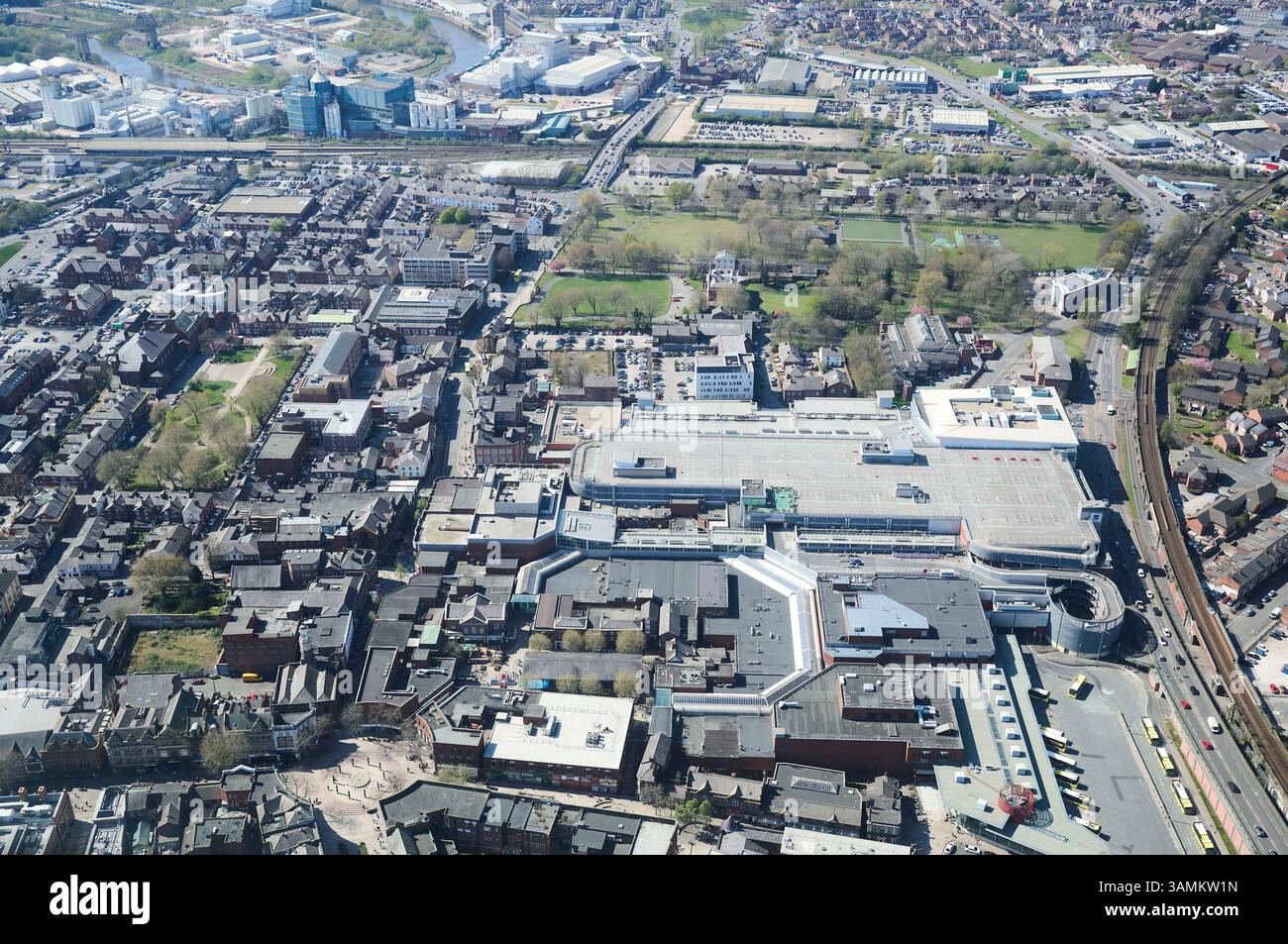 Vista aerea della città di Warrington e del centro commerciale, Lancashire, Inghilterra nord-occidentale, Regno Unito Foto Stock Vista aerea della città di Warrington e del centro commerciale, Lancashire, Inghilterra nord-occidentale, Regno Unito Foto Stock