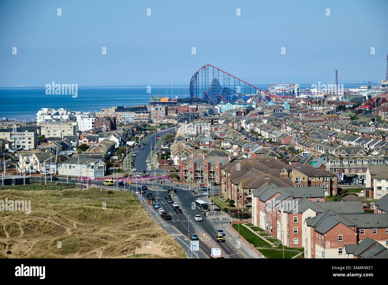 Una vista aerea che guarda su Clifton Drive a Blackpool, con il grande subacqueo alle spalle, Lancashire, Inghilterra nord-occidentale, Regno Unito Foto Stock