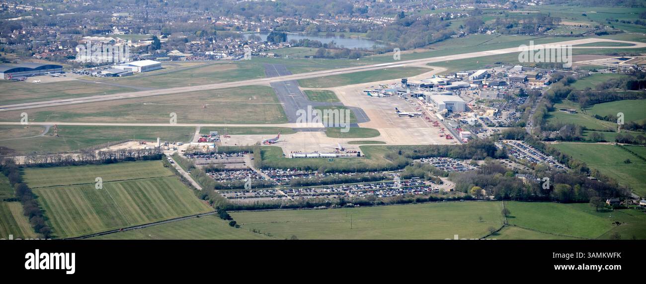 Vista aerea dell'aeroporto di Leeds Bradford, che mostra gli edifici del terminal e la pista, West Yorkshire, Inghilterra settentrionale, Regno Unito Foto Stock