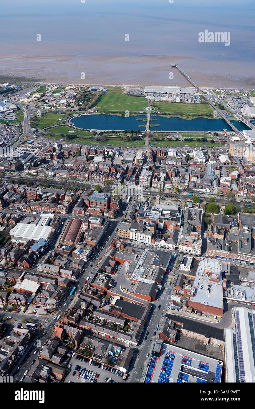 Vista aerea di Lord Street e del centro di Southport, Lancashire, Inghilterra nord-occidentale, Regno Unito Foto Stock Vista aerea di Lord Street e del centro di Southport, Lancashire, Inghilterra nord-occidentale, Regno Unito Foto Stock