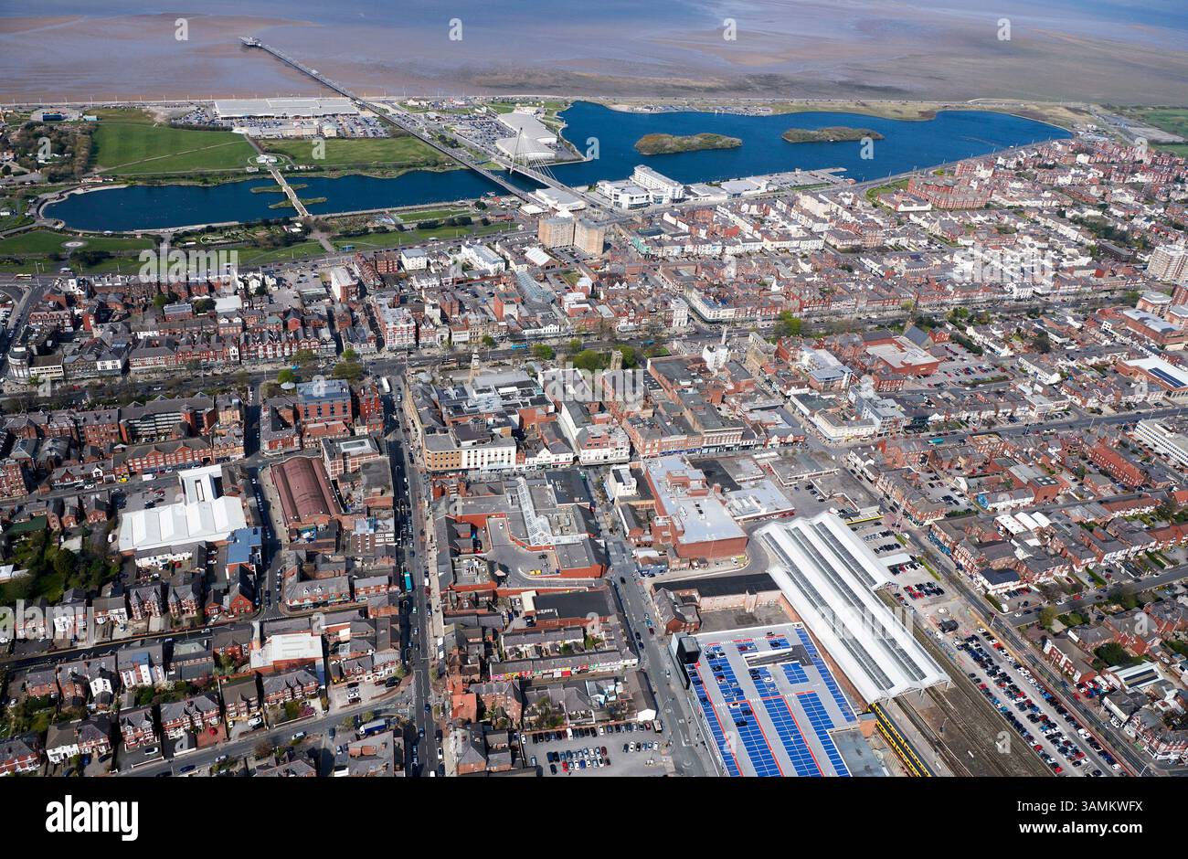 Vista aerea di Lord Street e del centro di Southport, Lancashire, Inghilterra nord-occidentale, Regno Unito Foto Stock Vista aerea di Lord Street e del centro di Southport, Lancashire, Inghilterra nord-occidentale, Regno Unito Foto Stock
