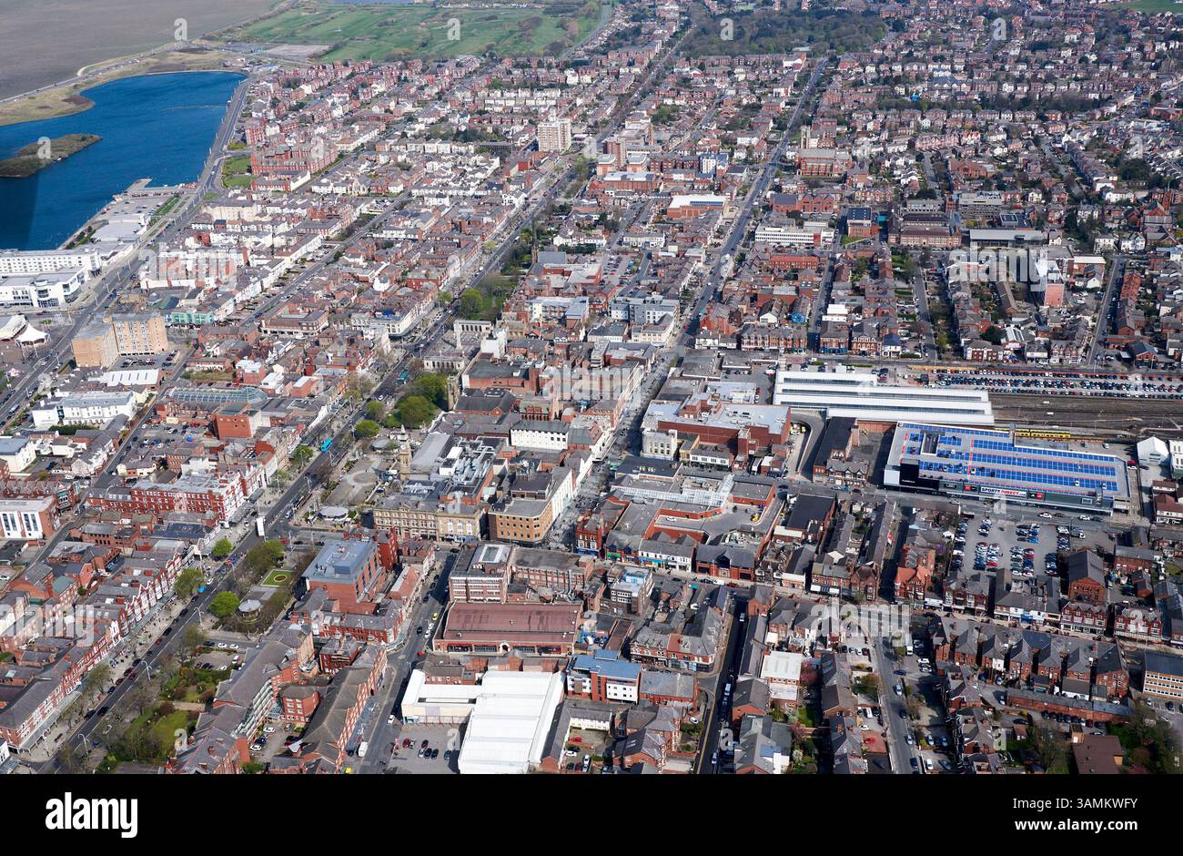 Vista aerea di Lord Street e del centro di Southport, Lancashire, Inghilterra nord-occidentale, Regno Unito Foto Stock Vista aerea di Lord Street e del centro di Southport, Lancashire, Inghilterra nord-occidentale, Regno Unito Foto Stock