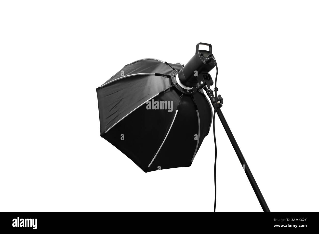 Luce Studio softbox isolata su sfondo bianco, apparecchiatura di illuminazione fotografica con modificatore softbox su un supporto. Foto Stock
