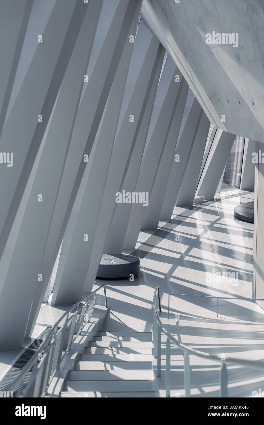 Splendidi interni architettonici con linee angolari e luce naturale in un edificio moderno Foto Stock
