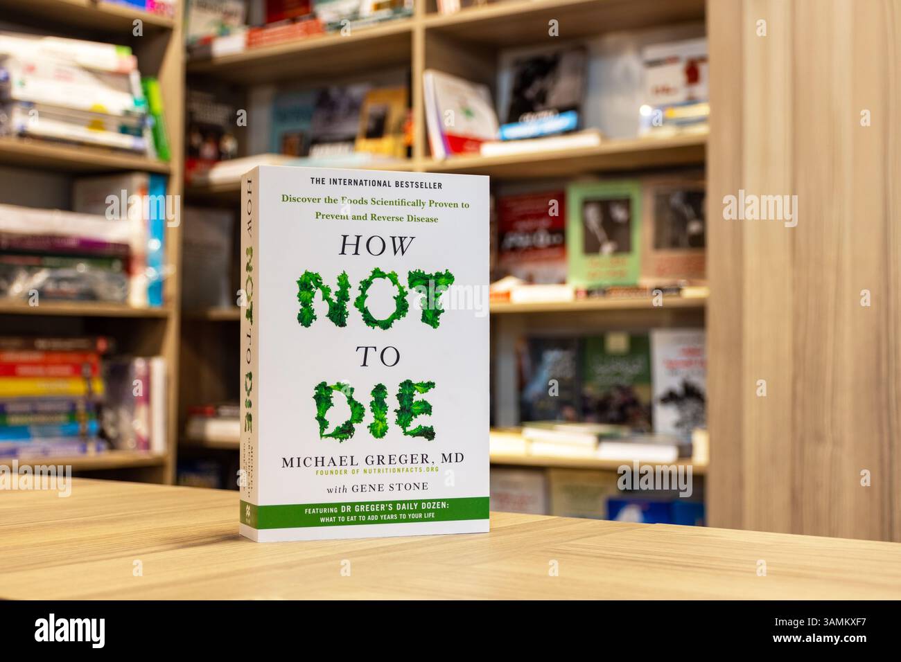 Primo piano del libro How Not to Die di Michael Greger in libreria. Foto Stock