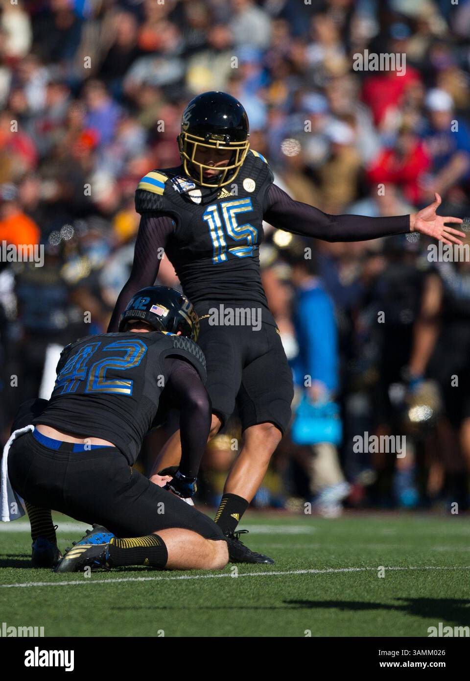 30 dicembre 2013 - El Paso, Texas, Stati Uniti d'America - 31 dicembre 2013 El Paso, TX...UCLA kicker (15) Ka'imi Fairbairn tenta un Field goal durante la partita di football tecnico UCLA vs Virginia. Gli UCLA Bruins sconfissero i Virginia Tech Hokies 42-12 martedì 31 dicembre 2013 nell'Hyundai Sun Bowl di El Paso, Texas. (Credito obbligatorio: Juan Lainez / MarinMedia.org / Cal Sport Media) (fotografo completo e credito richiesto) (immagine di credito: © Juan Lainez / Marinmedia. Org/Cal Sport Media/Cal Sport Media/ZUMAPRESS.com) Foto Stock