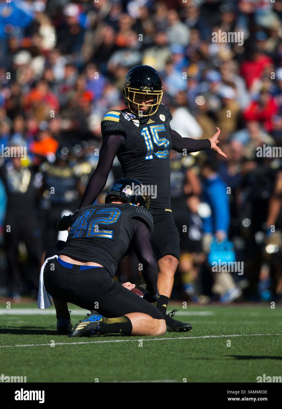 30 dicembre 2013 - El Paso, Texas, Stati Uniti d'America - 31 dicembre 2013 El Paso, TX...UCLA kicker (15) Ka'imi Fairbairn tenta un Field goal durante la partita di football tecnico UCLA vs Virginia. Gli UCLA Bruins sconfissero i Virginia Tech Hokies 42-12 martedì 31 dicembre 2013 nell'Hyundai Sun Bowl di El Paso, Texas. (Credito obbligatorio: Juan Lainez / MarinMedia.org / Cal Sport Media) (fotografo completo e credito richiesto) (immagine di credito: © Juan Lainez / Marinmedia. Org/Cal Sport Media/Cal Sport Media/ZUMAPRESS.com) Foto Stock