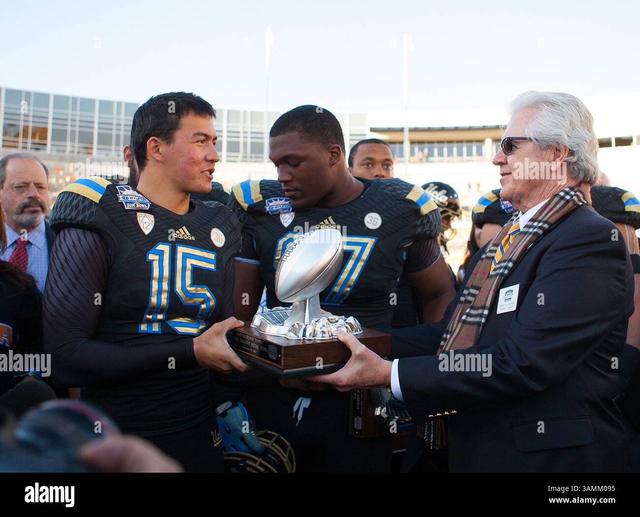 31 dicembre 2013 - El Paso, Texas, Stati Uniti d'America - 31 dicembre 2013 El Paso, TX...UCLA Kicker (15) Ka'imi Fairbairn accetta il John Folmer MVP Special Teams Player Trophy dopo la partita di football tecnico UCLA vs Virginia. Gli UCLA Bruins sconfissero i Virginia Tech Hokies 42-12 martedì 31 dicembre 2013 nell'Hyundai Sun Bowl di El Paso, Texas. (Credito obbligatorio: Juan Lainez / MarinMedia.org / Cal Sport Media) (fotografo completo e credito richiesto) (immagine di credito: © Juan Lainez / Marinmedia. Org/Cal Sport Media/Cal Sport Media/ZUMAPRESS.com) Foto Stock
