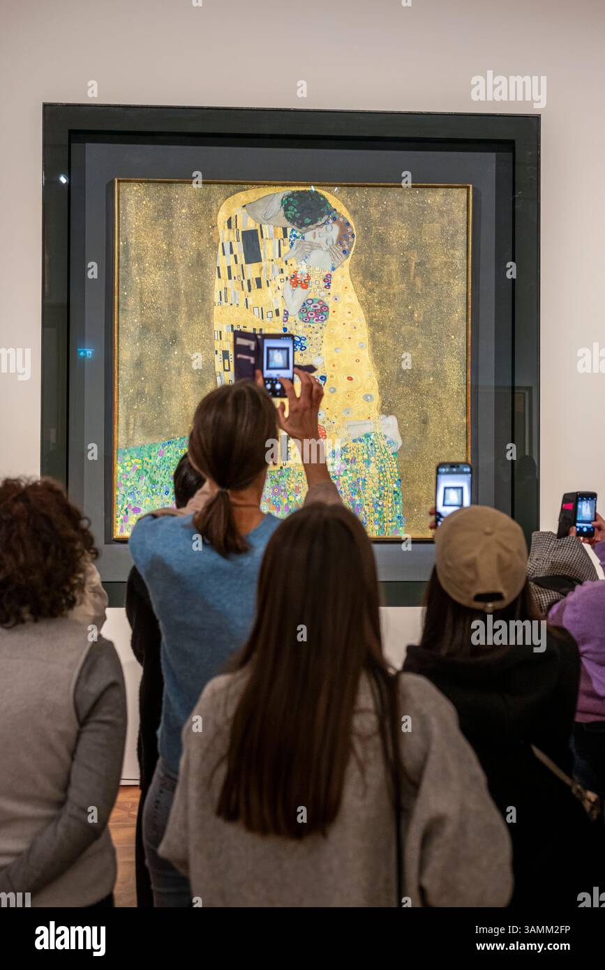 I visitatori che scattano foto del famoso dipinto ad olio su tela "il bacio" ("Der Kuss") dell'artista austriaco Gustav Klimt presso l'Osterreichische Galerie Belvedere, Foto Stock
