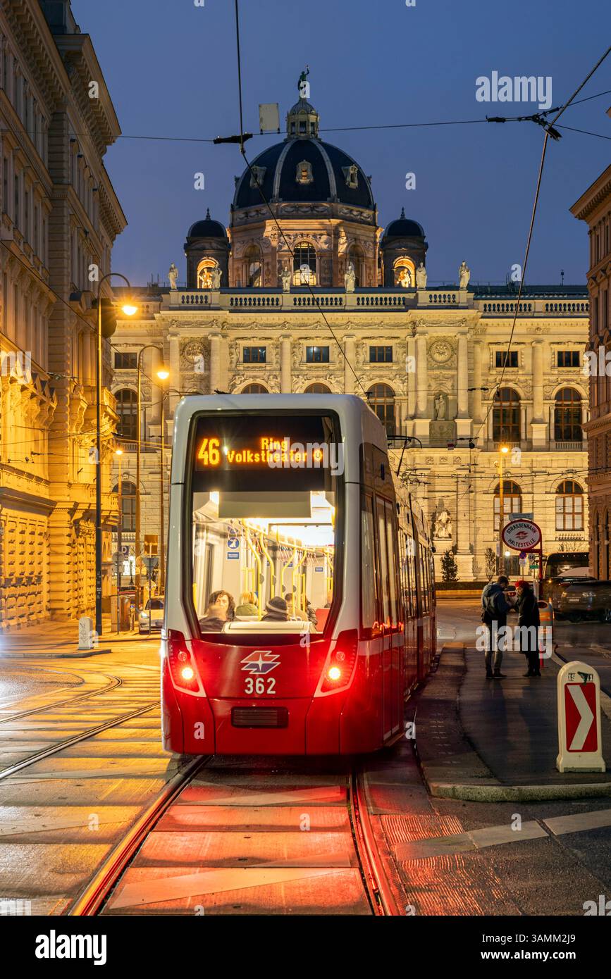 Vista notturna di un tram con il Museo di storia naturale (Naturhistorisches Museum) sullo sfondo, Vienna, Austria Foto Stock