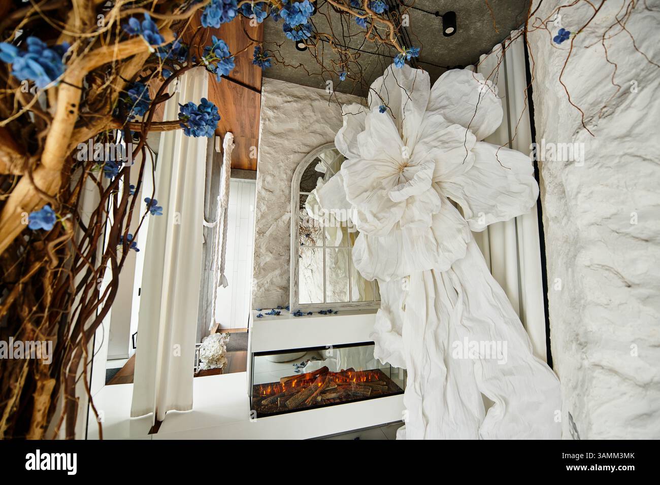 decorazioni per matrimoni con un'esposizione floreale adornano il luogo, aggiungendo romanticismo ed eleganza. Foto Stock