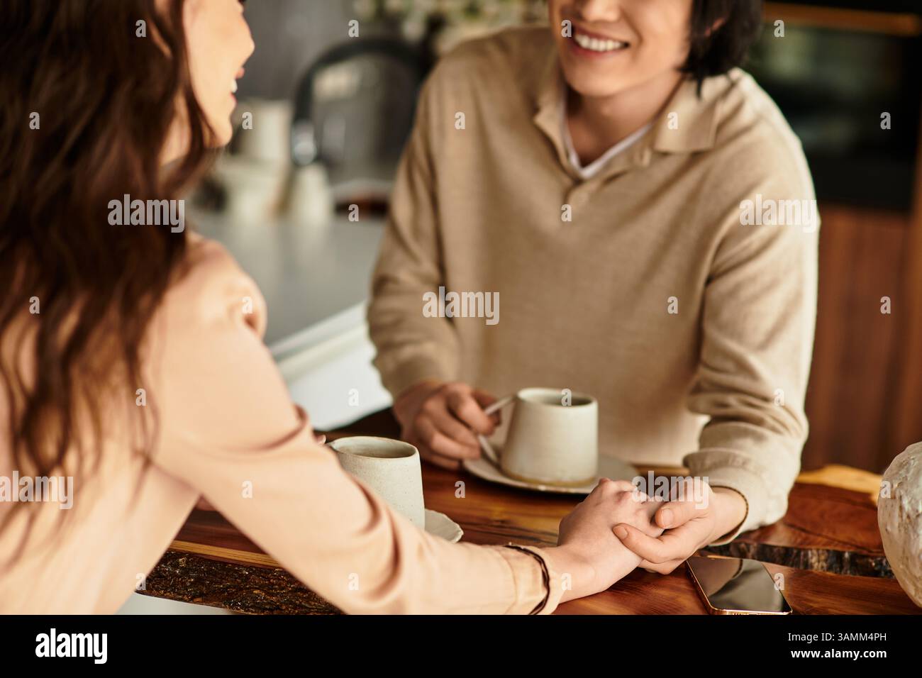 Una coppia felice si tiene per mano, condividendo l'entusiasmo per il loro prossimo matrimonio. Foto Stock