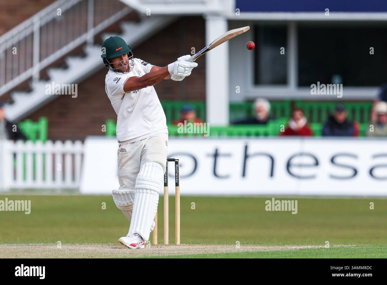 Leicester, Regno Unito. 14 aprile 2025. #8, Ben Mike del Leicestershire in azione con la mazza durante il Rothesay County Championship Division 2 match tra Leicestershire CCC e Derbyshire CCC all'Uptonsteel County Ground, Leicester, Regno Unito, il 14 aprile 2025. Foto di Stuart Leggett. Solo per uso editoriale, licenza richiesta per uso commerciale. Non utilizzare in scommesse, giochi o pubblicazioni di singoli club/campionato/giocatori. Crediti: UK Sports Pics Ltd/Alamy Live News Foto Stock
