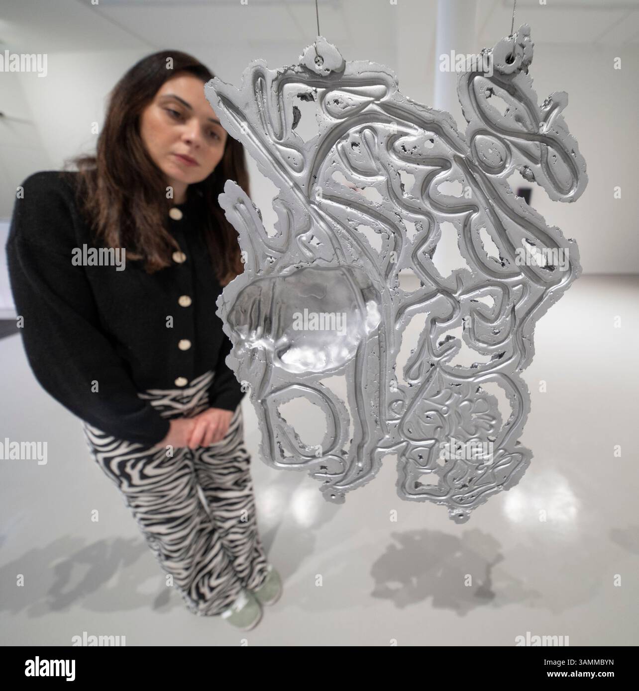 Elizabeth Xi Bauer Gallery, Exmouth Market, Londra, Regno Unito. 14 aprile 2025. Days Nights è una mostra congiunta di opere di Abraham Kritzman (1983) e Philippe Van Snick (1946-2019) che si svolge fino all'8 giugno. Immagine: Abraham Kritzman, lati dell'amore 1-10, 2025. Sculture in alluminio fuso, soffitto appeso. Crediti: Malcolm Park/Alamy Live News Foto Stock