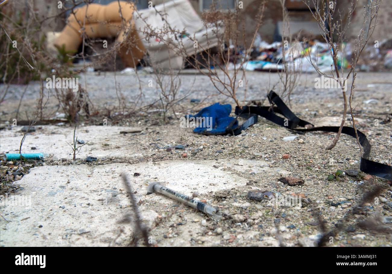 27 gennaio 2014 - Brno, Repubblica Ceca - ago usato per terra. Questa parte problematica di Brno è popolarmente chiamata Bronx', da uno dei cinque distretti della città di New York. Questo sobborgo di Brno è una delle zone più povere della Repubblica ceca, con migranti principalmente romani coinvolti nel traffico illegale di droga. (Immagine di credito: © Hans Van Rhoon/ZUMA Wire/ZUMAPRESS.com) Foto Stock