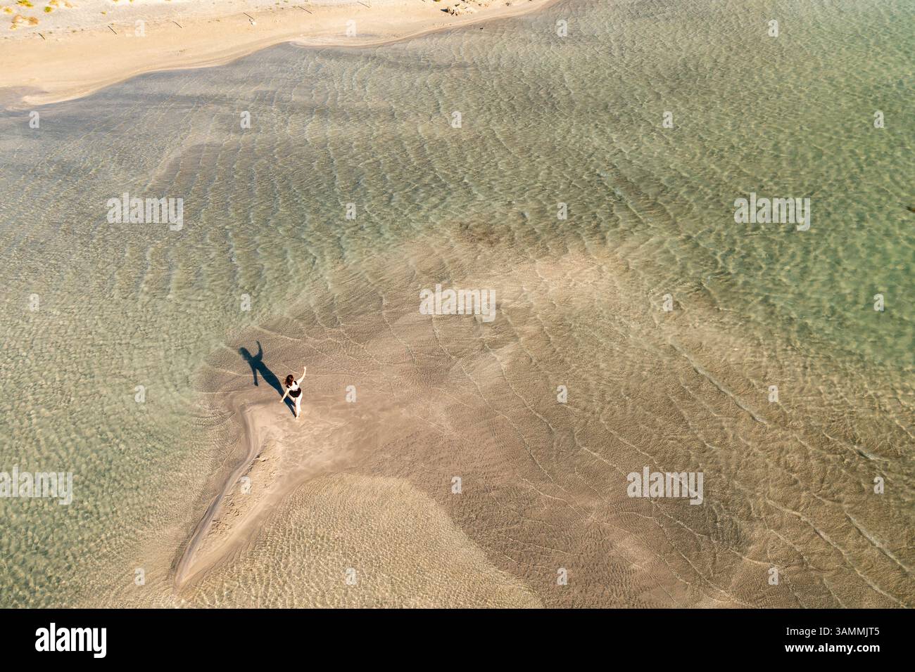 Vista aerea della tranquilla spiaggia di sabbia con acque cristalline e costa tranquilla, Sklavopoula, Grecia. Foto Stock