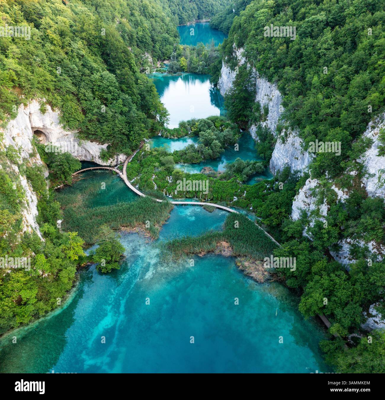 Vista aerea dello splendido parco nazionale dei laghi di Plitvice con laghi azzurri, foreste lussureggianti e fiumi tranquilli, il comune di Plitvicka Jezera, C. Foto Stock