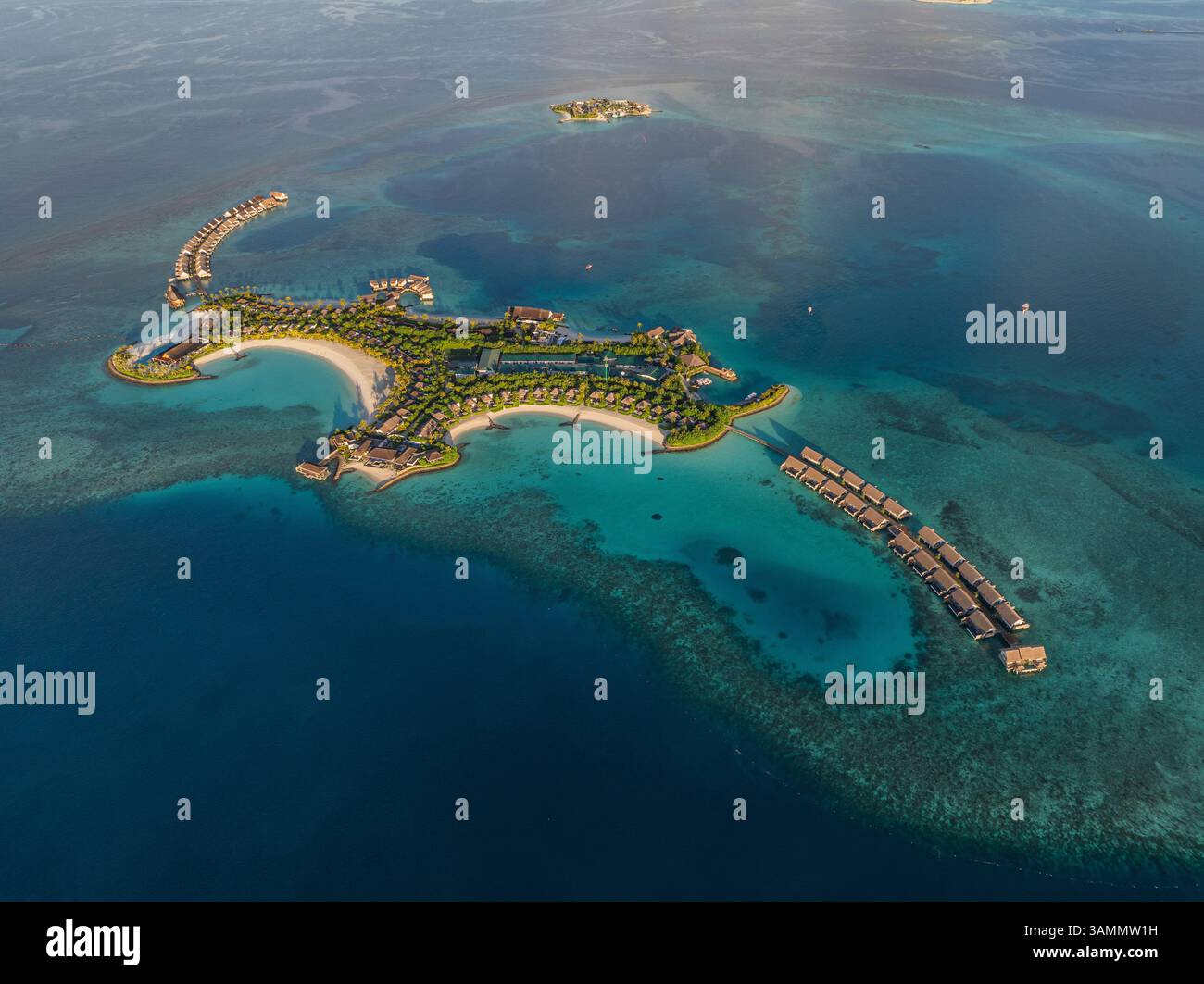 Vista aerea della splendida isola tropicale con acque turchesi e spiagge sabbiose, Amingiri, Atollo di male, Maldive. Foto Stock