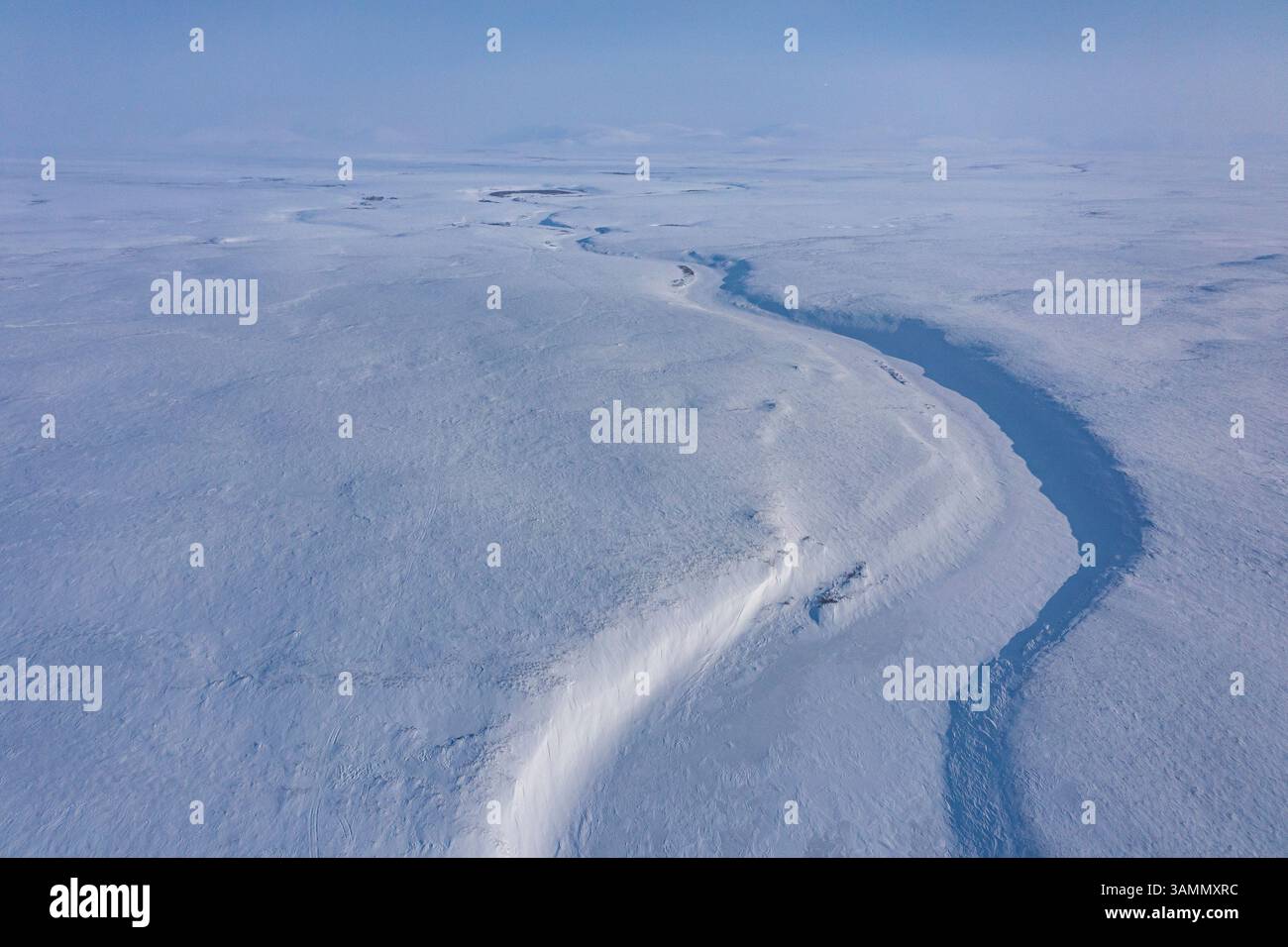 Vista aerea del fiume ghiacciato a Vorkuta, Repubblica di Komi, Russia. Foto Stock