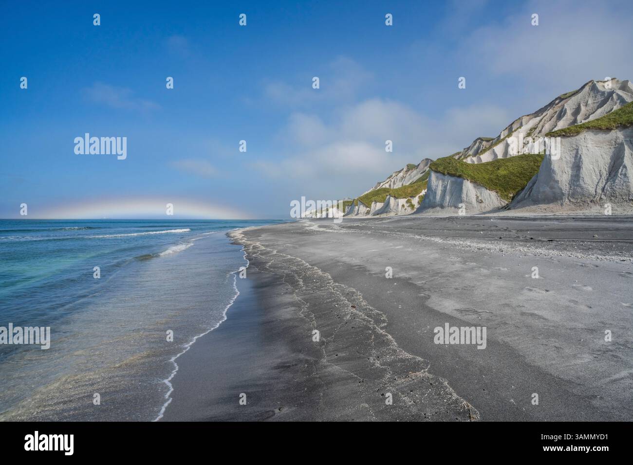 Vista aerea di una splendida costa con aspre scogliere e una costa selvaggia, isola di Iturup, arcipelago di Curil, Russia. Foto Stock