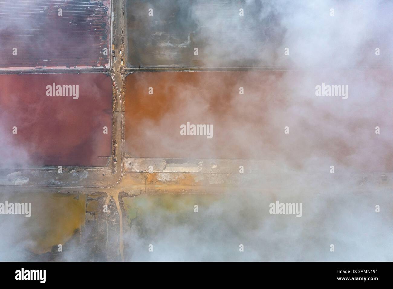 Vista aerea del lago salato Koyashskoye con nuvole basse nella regione di Crimea, Repubblica autonoma di Crimea, Ucraina. Foto Stock