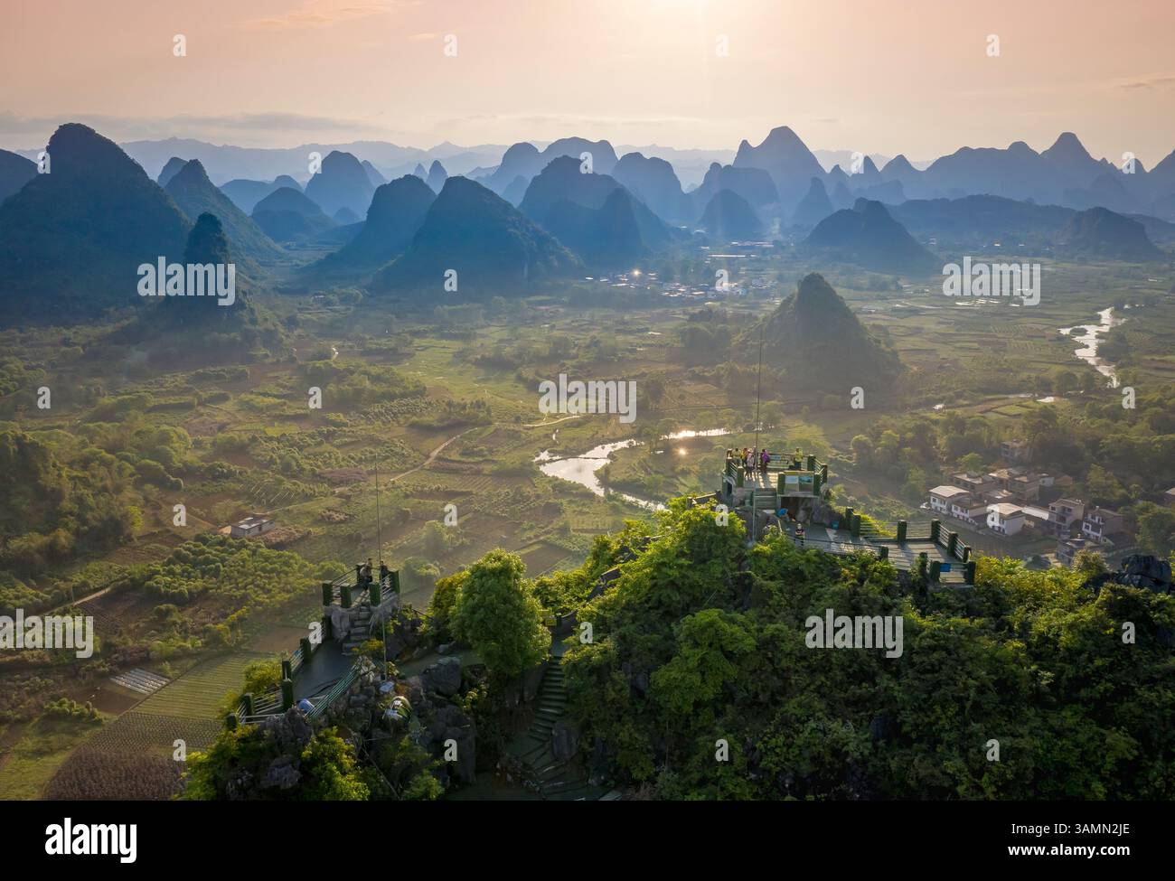 Veduta aerea di Moon Hill Yangshuo, un paesaggio collinare panoramico, Yangshuo County, Guilin, Guangxi Zhuang Autonomous Region, Cina. Foto Stock