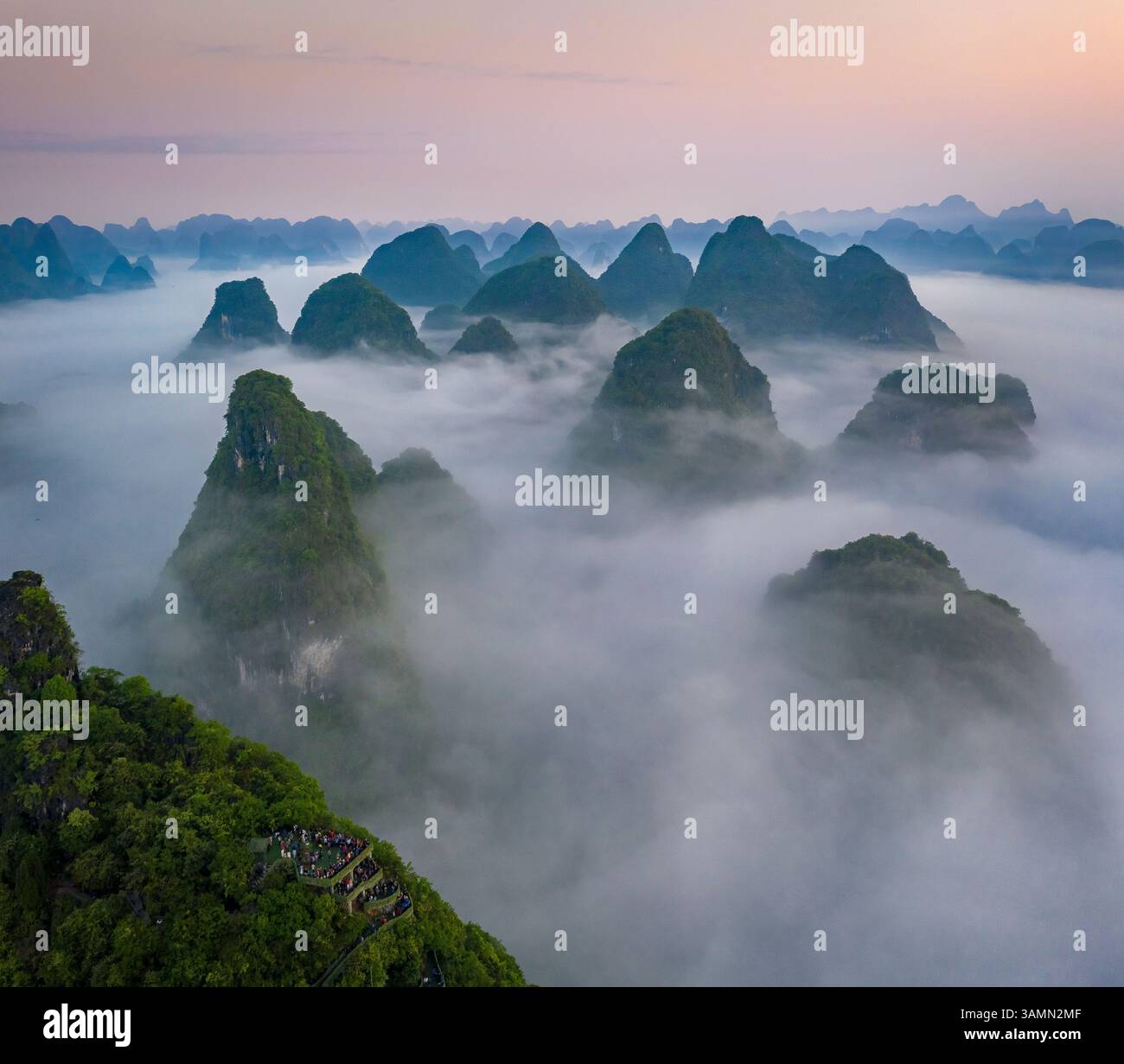 Veduta aerea di Moon Hill Yangshuo, un paesaggio collinare panoramico, Yangshuo County, Guilin, Guangxi Zhuang Autonomous Region, Cina. Foto Stock