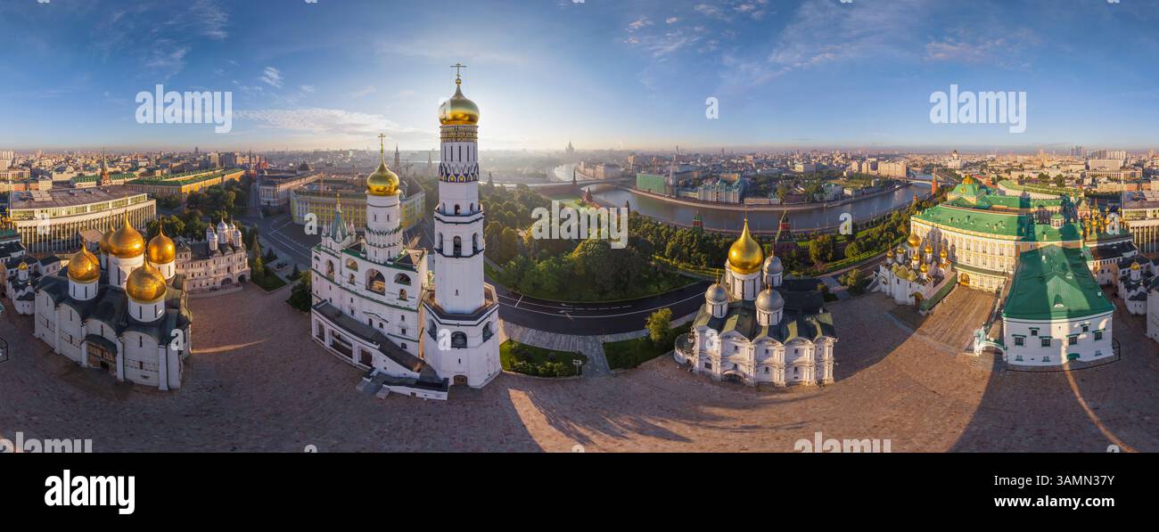 Vista panoramica aerea delle chiese ortodosse all'interno del Cremlino di Mosca, del centro di Mosca, dell'Oblast' di Mosca, Russia. Foto Stock